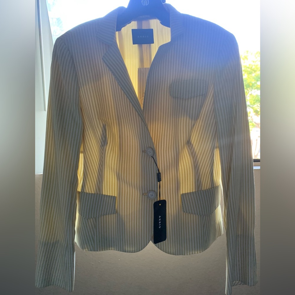 Beautiful brand new pastell blazer In a size 6, The brand name Is Akris.